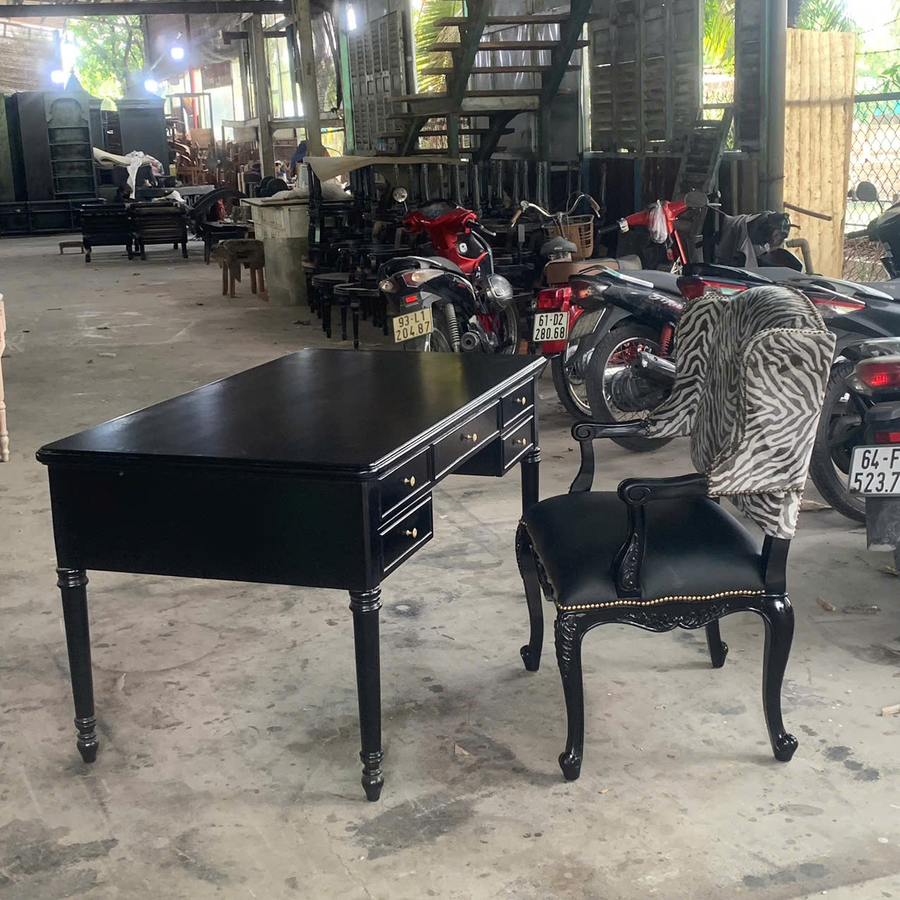 ban-lam-viec-phong-cach-indochine-tay-nam-dong-thau